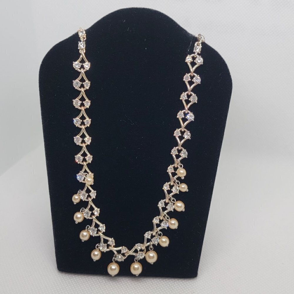 Beautiful Clear Rhinestones And Pearl Beads Choker Necklace In Silver-Tone